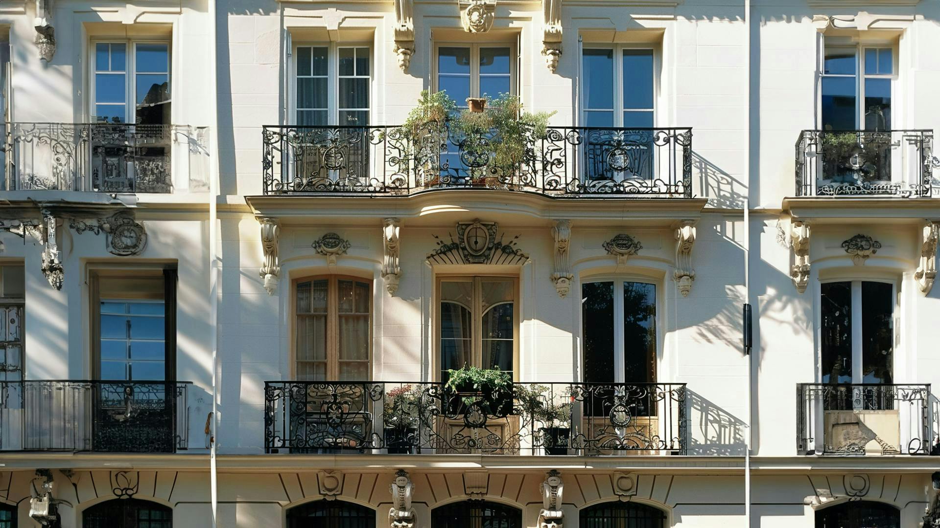 Französische Balkone an einer weißen Fassade eines Hauses im Barock-Stil, Artikel von DIEDA